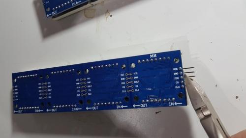 Abknipsen der vorhandenen Drahtenden an dem linken Display